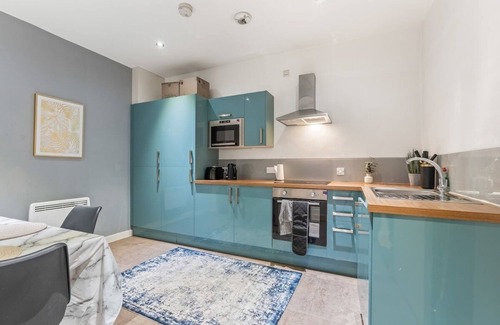 Leeds City Center Apartment | Luxury in Leeds - Sleeps 9 - Pool & Tennis Tables