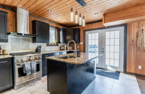 Faraday Cottage | Luxury Kawartha/Haliburton Cottage - 5 bdrms hot tub right on the lake sleeps 12