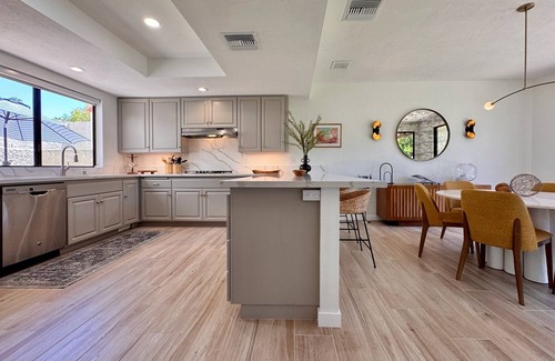 La Quinta Condo | Luxury La Quinta Retreat: 3BR Resort-Style Home with Mountain Views