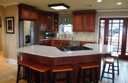 Gilbert Cottage | Luxury Lakefront 4br: Jacuzzi, Game Room & Wi-fi