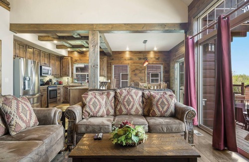 Indian Point House | Luxury Lakefront Villa G~2 mi to SDC~HUGE POOL~Kayaks~Dock