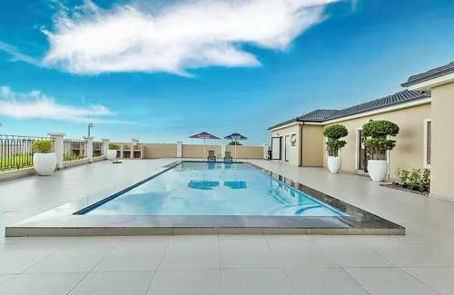 Greater Johannesburg Metropolitan Area Apartment | Luxury Lakeview Stay With Workspace