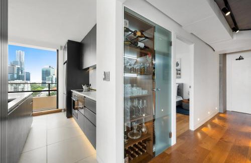 Spring Hill Apartment | Luxury Large 2 Bedroom Apartment Panoramic City Views!