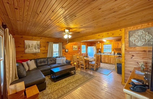 West Columbia Apartment | Luxury Lodge Log Cabin Swimming Pool & Hot Tub neat Hocking Hills and Athens Oh