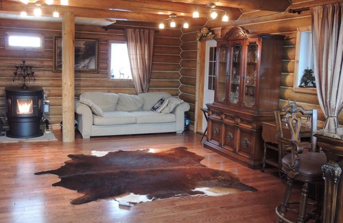 Grey Highlands Cottage | Luxury Log Cottage & Sauna On Private Trout Lake