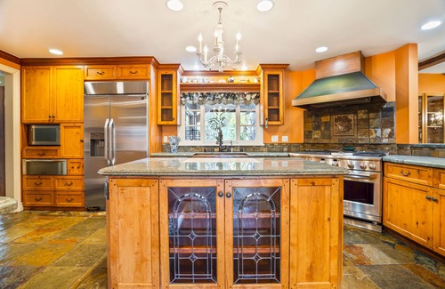 Calabasas Villa | Luxury Malibu Cottage, Heated Pool, Sauna, Gym