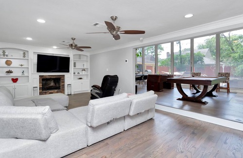 Ponderosa Forest House | ⭐️Luxury modern home with heated pool, hot tub & game room⭐️