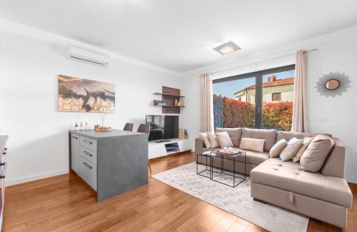 Spadici Apartment | Luxury NEW apartment with private garden near the beach!