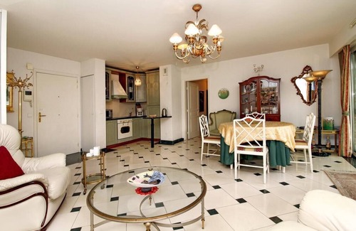 Mandelieu-La-Napoule Apartment | LUXURY NEWRENOWATED 2 BED APARTMENT WITH LARGE TERRACE & CLOSE TO SWIMMING POOL