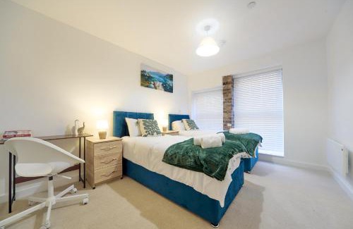 The Westside Apartment | Luxury Nostalgic City Centre Stay with Pool Table, Netflix, Sofa bed, Sleeps 6, Nostalgia Stays