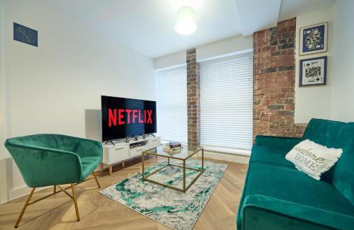 The Westside Apartment | Luxury Nostalgic City Centre Stay with Pool Table, Netflix, Sofa bed, Sleeps 6, Nostalgia Stays