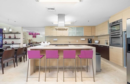 Oranjestad-West Condo | Luxury Oceanfront Penthouse w/Pvt Rooftop Jacuzzi