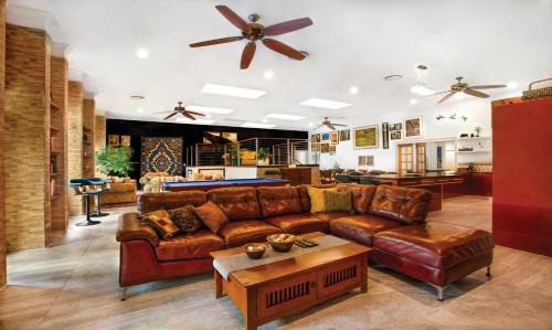 Port Douglas Apartment | Luxury Penthouse 5 BDR 3 Bath Twin Rain Showers 365 sq mtrs
