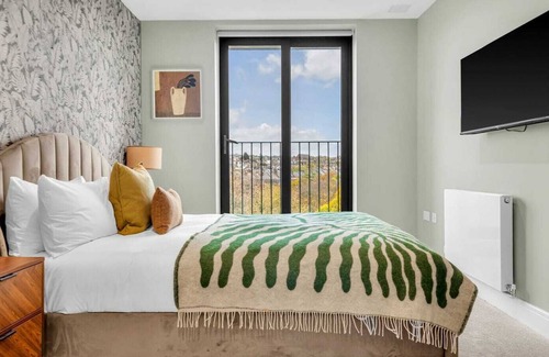 Kilburn Apartment | Luxury Penthouse w/ Roof Terrace Overlooking Park
