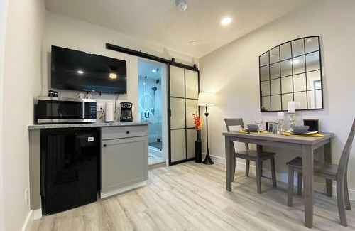 Palm Beach Gardens Apartment | Luxury, Private Suite in cool Palm Beach Gardens with WiFi, AC