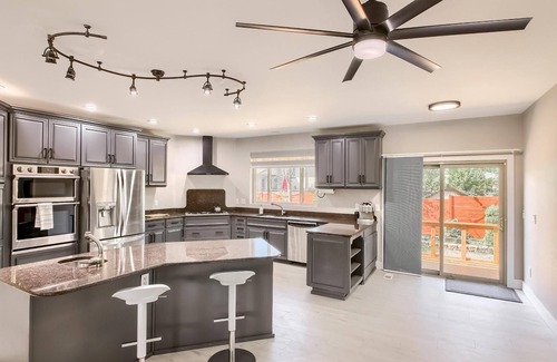 Bel Aire House | Luxury Retreat w/ Steam Shower+gym+office+ gourmet kitchen 4.4 miles to downtown
