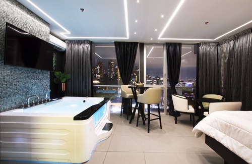 El Poblado Hotel | Luxury Room with Jacuzzi