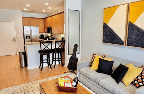 Hillcrest Condo | Luxury San Diego Condo - Balcony, Desk, Pool, Gym & EV Charger
