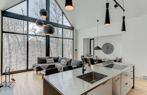 Lac Superieur Village Apartment | Luxury Scandinave 4BDR/Jacuzzi