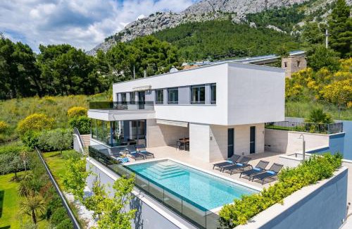 Omis Villa | Luxury, seafront Villa IVAN with heated pool only 100m from beach
