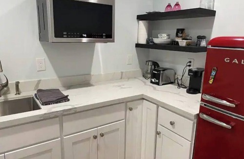 Woodside Apartment | Luxury Spacious Studio in Woodside Plaza