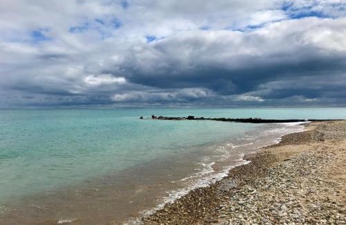 Highland Park House | Luxury Suite at Private Beach North Shore Residence