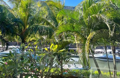 Black River Apartment | Luxury Suite La Balise Marina