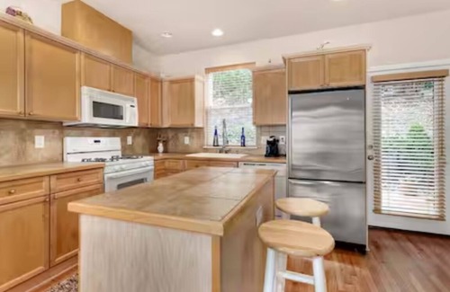 Education Hill House | Luxury Tech Retreat in Redmond – Mins to Microsoft + 2 Parking Spaces