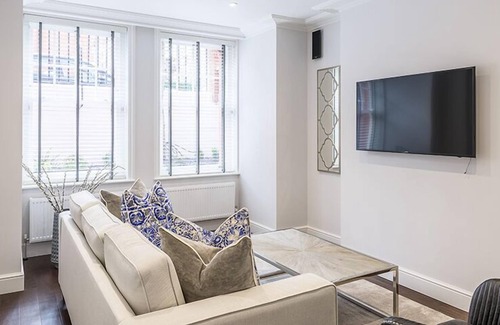 Ravenscourt Park Apartment | Luxury Three Bedroom - Flat 132 (Lower Ground Floor)
