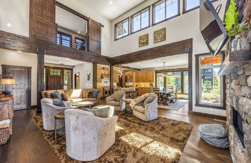 Ronald House | Luxury Upgraded Free + Scenic Forest Views+ 5 EnSuites+Your Seasonal Surprise