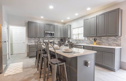 East Stroudsburg House | Luxury Villa-Hot Tub-Fire Pit-King Bed-Fenced Yard