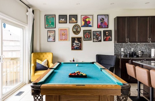 Durham Region Apartment | Luxury Villa w/Hot Tub, 2 Fireplaces & Pool Table