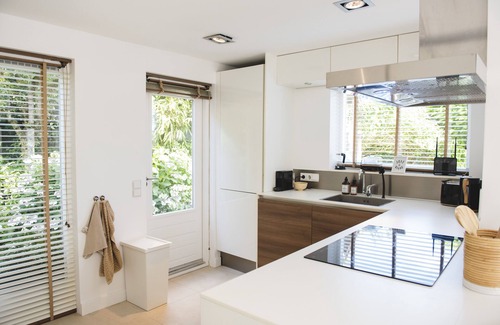 Vinkeveen Villa | Luxury water villa in quiet location. Boat rental optional.