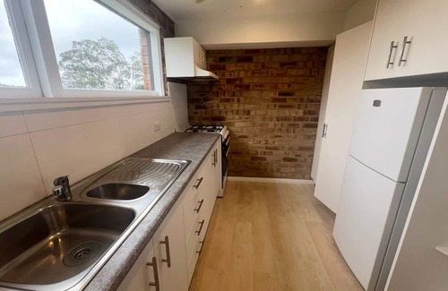 Allambie Heights House | Lyly House Beachside Retreat with views -Sleeps 6-Pet Friendly- Ultra Convenient