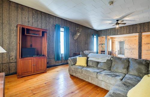 Lyndon Station Apartment | Lyndon Station Retreat about 9 Mi to Wisconsin Dells!