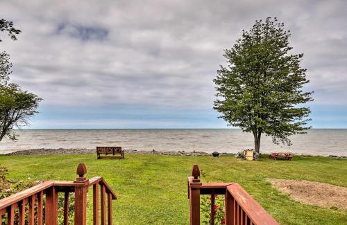 Town of Yates House | Lyndonville Home with Fire Pit, Screened Patio and AandC