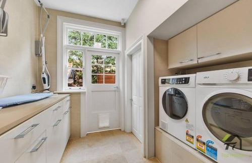 Warrawee House | 'Lynwood' Warrawee Manor- Koi Home