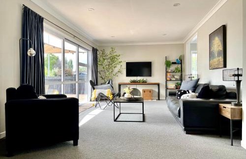 Hamilton Villa | M&K Home with central air condition, 4 bedrooms, by Chartwell Shopping Centre