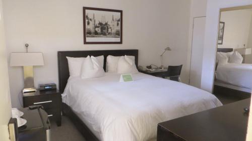 Hollywood Hills Hotel | Magic Castle Hotel