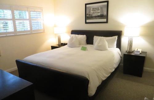 Hollywood Hills Hotel | Magic Castle Hotel