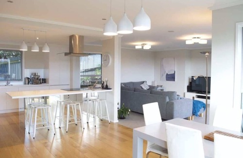 New Plymouth House | Magic on Molesworth - Prime CBD Location