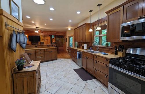 Paradise Estates Cabin | Magical Mountain Lodge - Sleeps 10! 5beds+4baths. Hot tub+Sauna+EV+BBQ