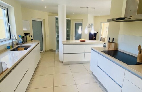 Mato Serrao Villa | Magnificent 4-bedroomed/4-bathroomed villa with private pool and games room
