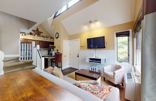 Craigleith House | Magnificent loft with hot tub, pool, W/D, tennis court, balcony, & patio