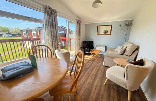 South Cerney Ski Chalet | Magnolia Cabin, Pet Friendly, Free Hoburne Passes