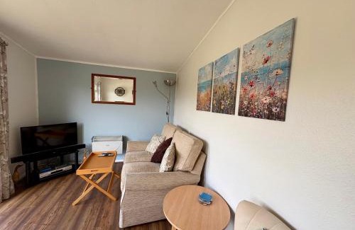 South Cerney Ski Chalet | Magnolia Cabin, Pet Friendly, Free Hoburne Passes