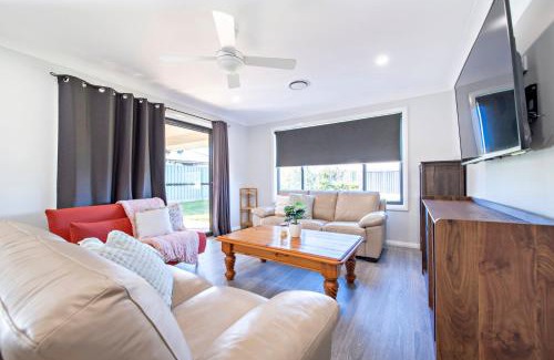 Dubbo House | Magnolia Entertainer - Firepit, Pets Welcome