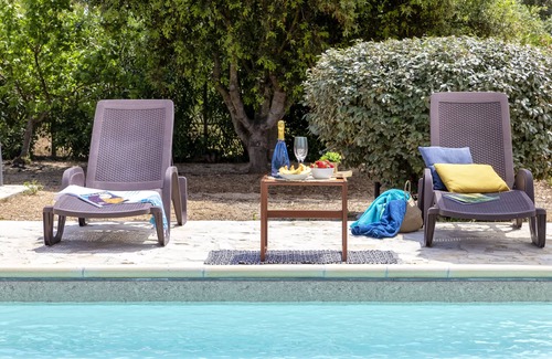 Alghero Villa | MAGNOLIA - IL CASALE DEL SOLE: villa with swimming pool surrounded by greenery