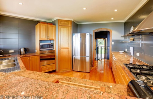 Maleny House | Magnolia - Panoramic Glass House Mountain Views
