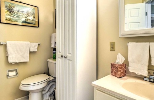 Independence Cottage | Magnolia Vacation Rental w/ Porch & Pond
